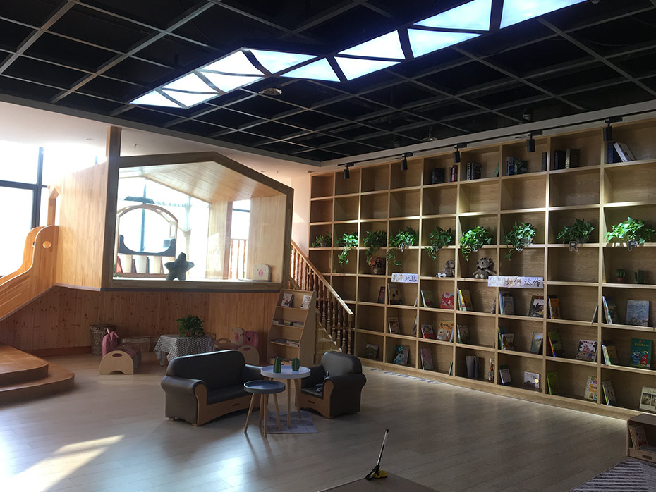 在此装修期间,感谢金石负责此项工程所有工作人员的辛苦付出。设计师侯经理,从平面设计到出效果图再到装修设计的每一个细节,都是由他精心构思,整体效果我们还是很满意的。预算员马苏豪,从量尺到预算,我们有什么疑问,她都是百问不烦,满脸笑容,还要感谢这次整个项目施工的吴经理,在每个环节上正确引导,质量上严格把关,还有负责此项工程的水电、木工、泥工、油漆师傅们,白天晚上加班加点,你们都是棒棒的,是你们共同打造,才成就了我们舒适的幼儿园环境。无论从设计到工程质量到售后维护,金石的管理和品质都是优异的。感谢师傅们的辛苦、